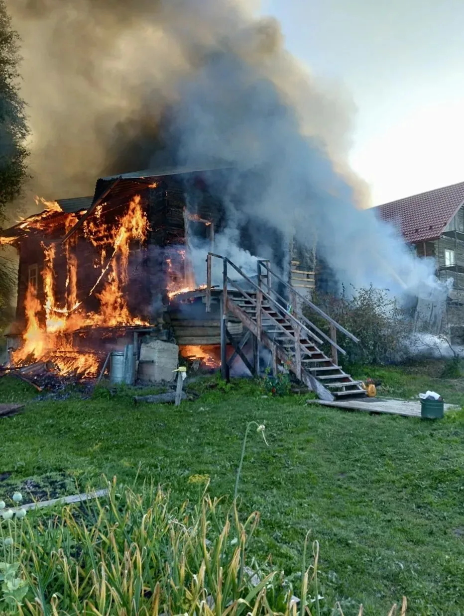 🔥 В деревне Карандашевская в 04:26 загорелся одноэтажный рубленый дом.

Очаг возгорания находился в