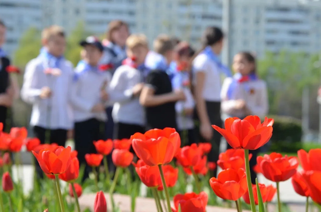 «КРАСНЫЕ ГВОЗДИКИ»🌺  Ученики нашей школы приняли участие в патриотической акции по возложению цветов