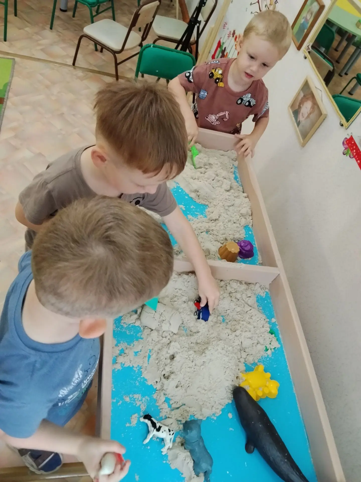 Сегодня воспитанники средней группы в игровой комнате педагога-психолога окунулись в ми...