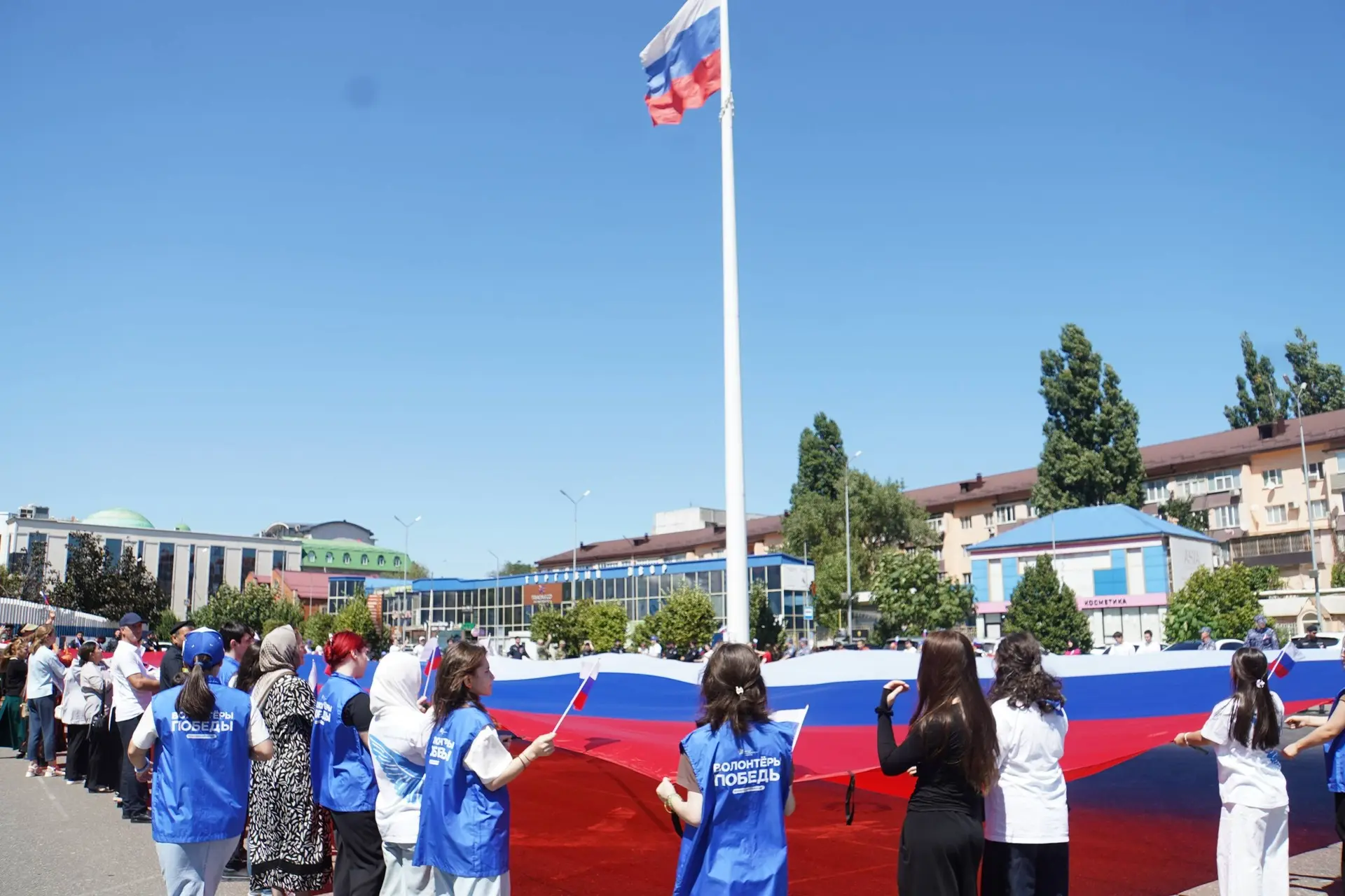 В Махачкале прошел флешмоб ко Дню Государственного флага России