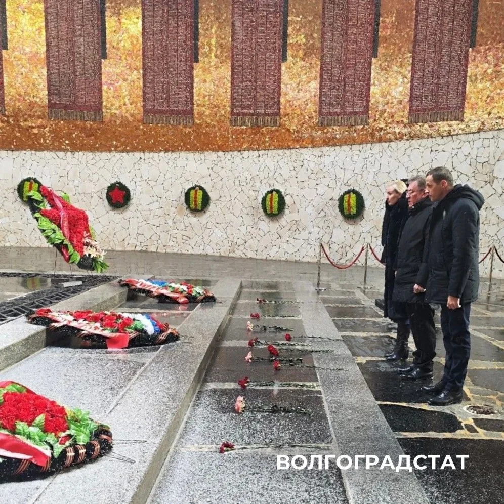 Сегодня наши коллеги из Волгоградстата возложили цветы в зале Воинской Славы на Мамаевом кургане — с