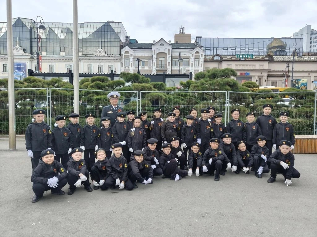 НАШИ ГЕРОИ! В УНИСОН СО ВСЕМ МИРОМ! 🇷🇺  Центральная площадь Владивостока. Международный парад «Правн