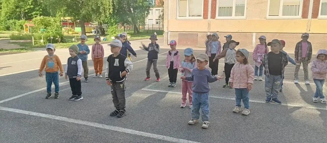 Утренняя музыкальная зарядка в детском саду — это обязательный элемент режима дня, направленный на м
