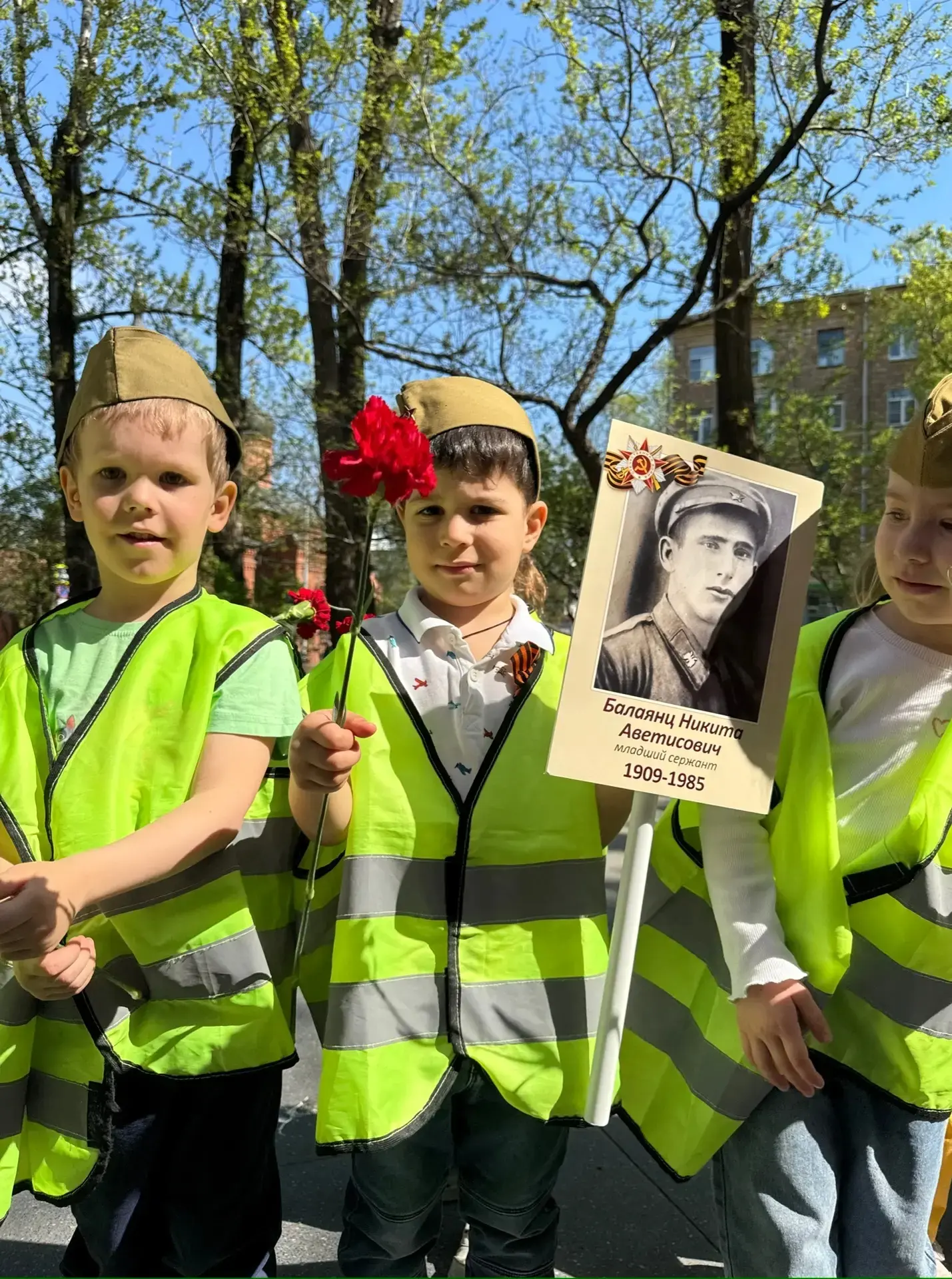 🌹 Воспитанники дошкольных групп стали участниками акции «Красные гвоздики»  В преддверии Дня Победы 