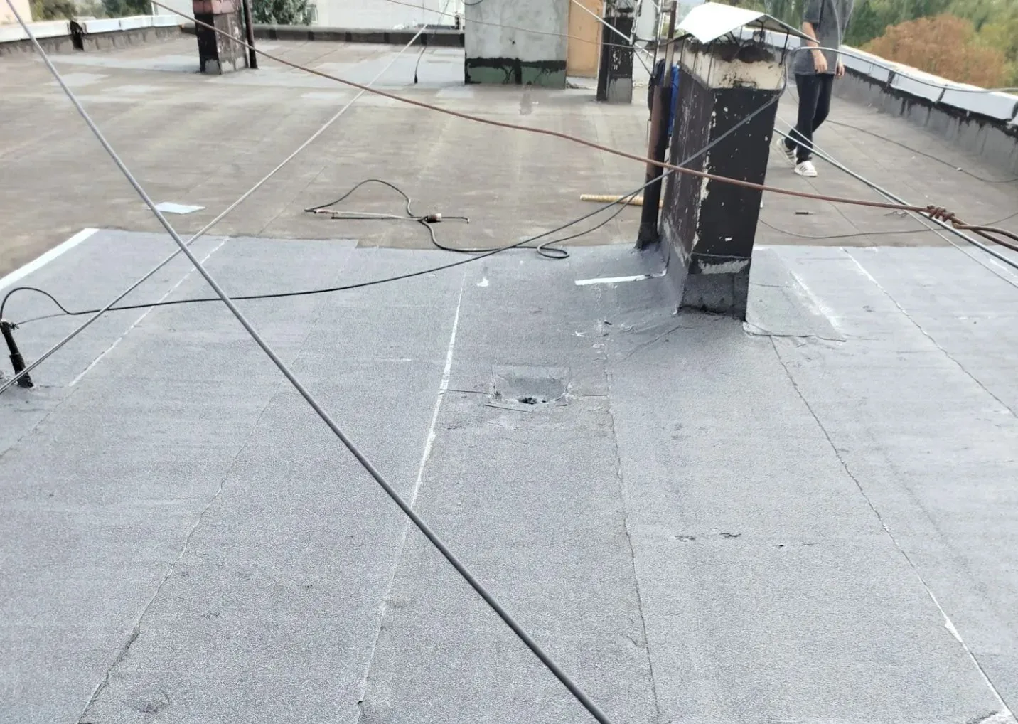 🏗 Ремонт кровли на Московской, 32: перекрыт участок 50 кв. м над 1‑м подъездом!