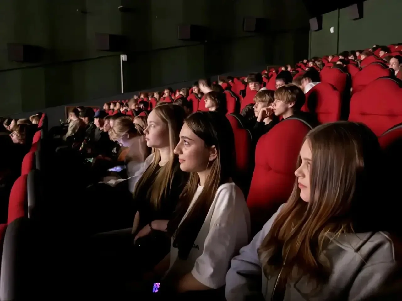 🚀 СТАРТ В ИСТОРИЮ: НАШИ УЧЕНИКИ ПОСМОТРЕЛИ ФИЛЬМ «ГАГАРИН. ОБНИМАЯ МИР»!  С 6 по 12 апреля в России 