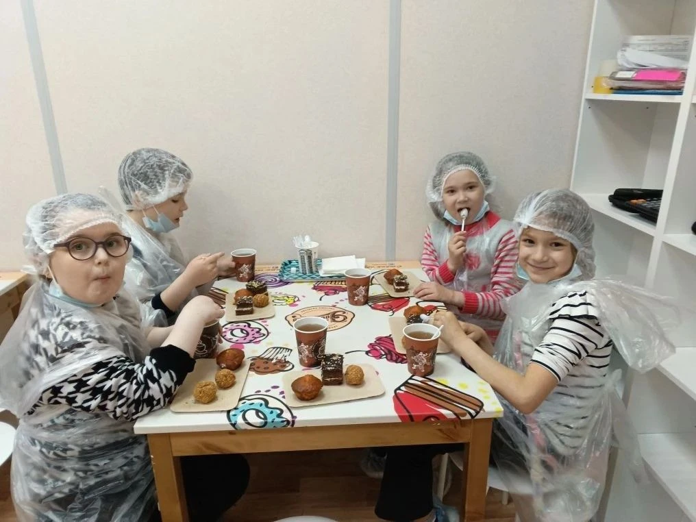 🍰✨ Сладкое приключение первоклассников! ✨🍰    Вчера учащиеся 1 «Г» класса отправились в настоящее сл