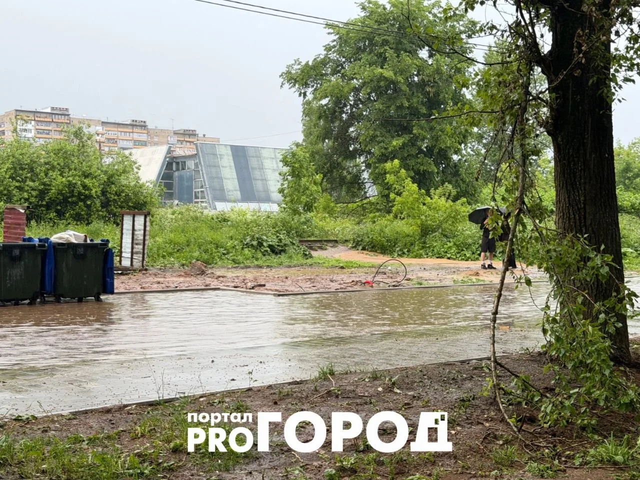 Брагино сегодня конкретно затопило. 

Фото и видео от подписчицы: потоп на Урицкого и на Панина.