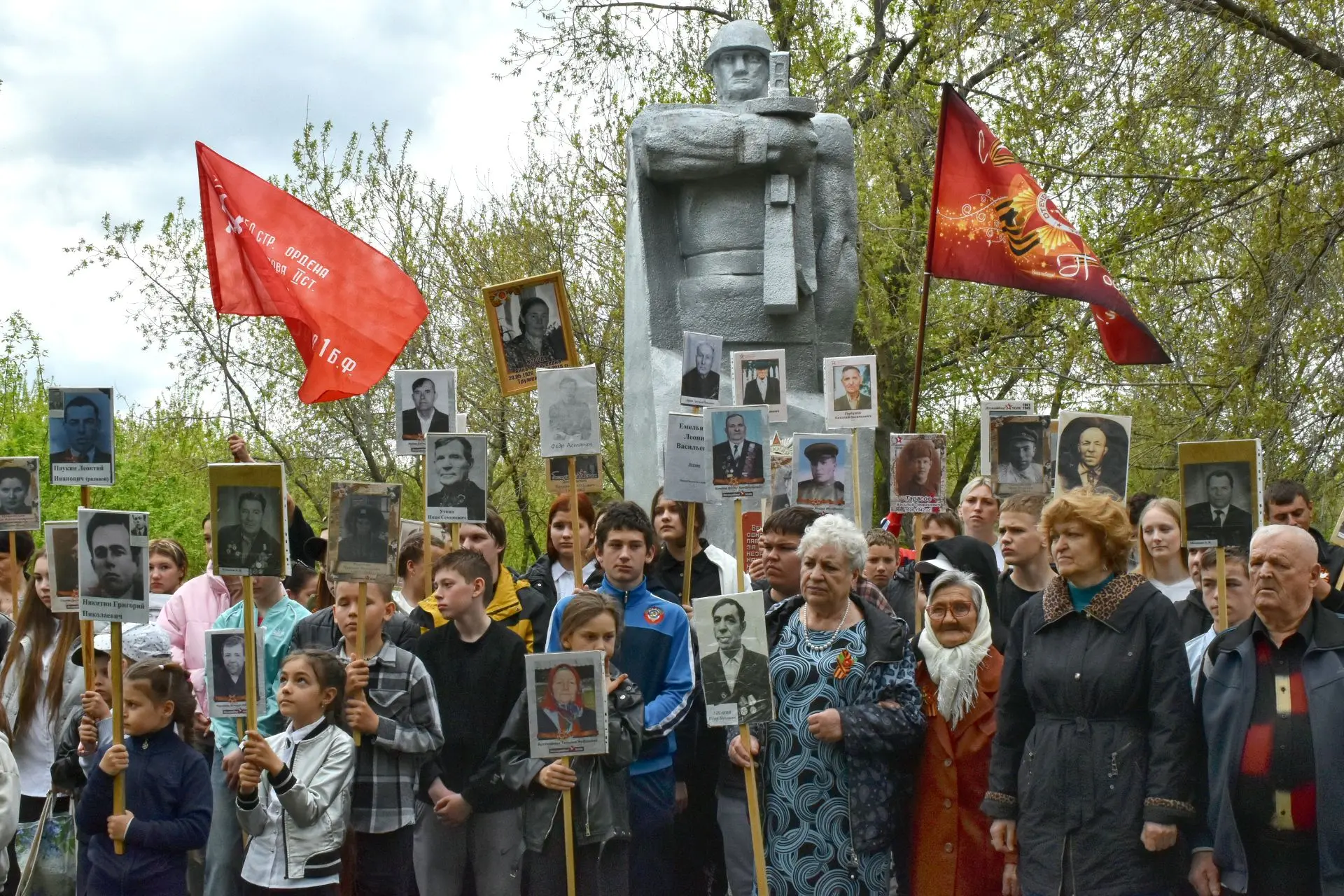 8 мая школьники прошли с портретами предков к памятнику Солдату-освободителю. Мы помним...