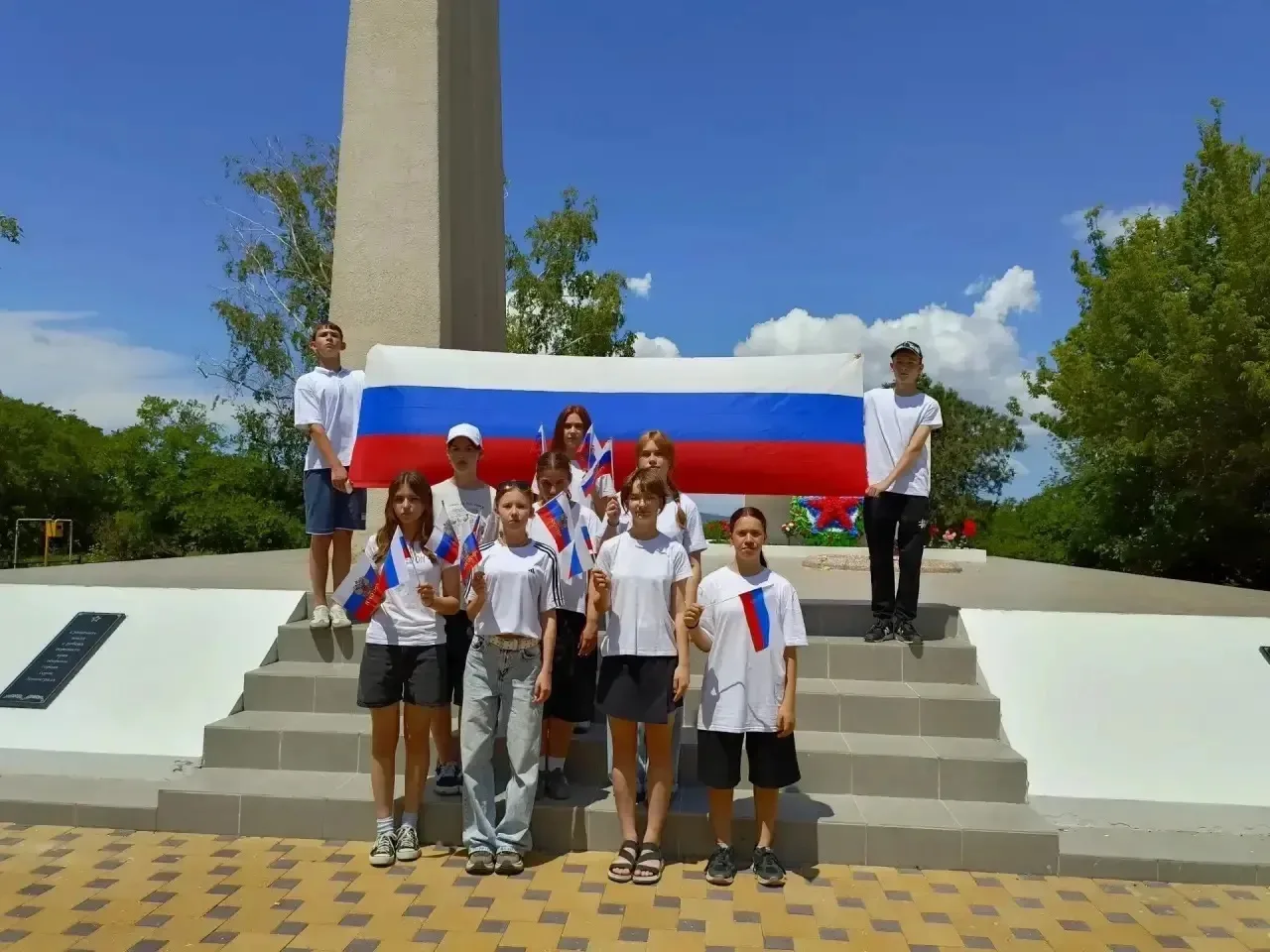 Приморский присоединился к Всероссийским акциям ко Дню России 🇷🇺✨

11 июня в посёлке Приморский пр