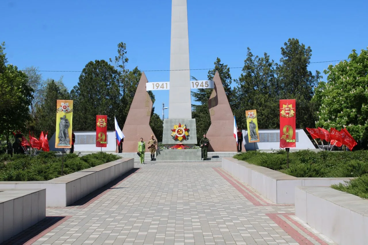 🇷🇺 Сегодня, в 81-ю годовщину Великой Победы, у Обелиска Славы в посёлке Ленино состоялся торжестве