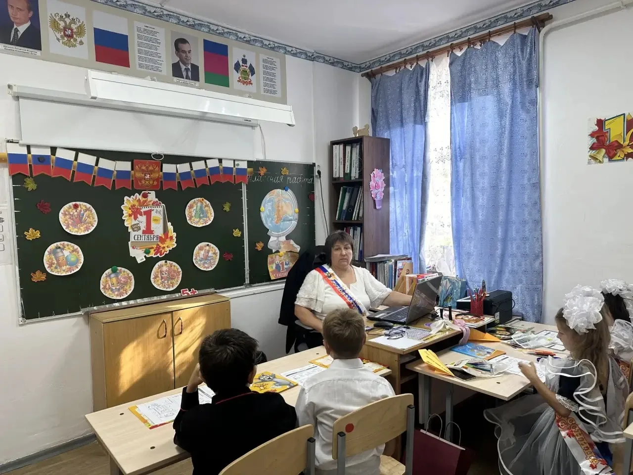 🇷🇺 Новая неделя — новые смыслы: в школе прошёл первый внеурочный урок «Разговоры о ва...