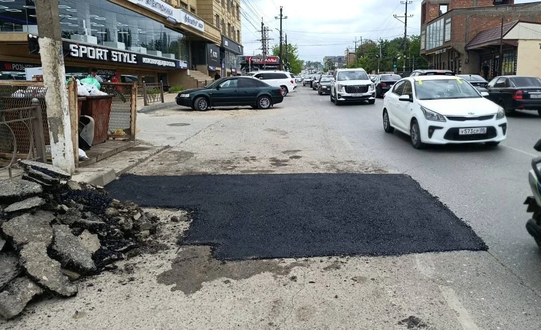 ⚠️ В Хасавюрте продолжаются работы по ямочному ремонту дорог   👷 В Хасавюрте продолжаются работы по 