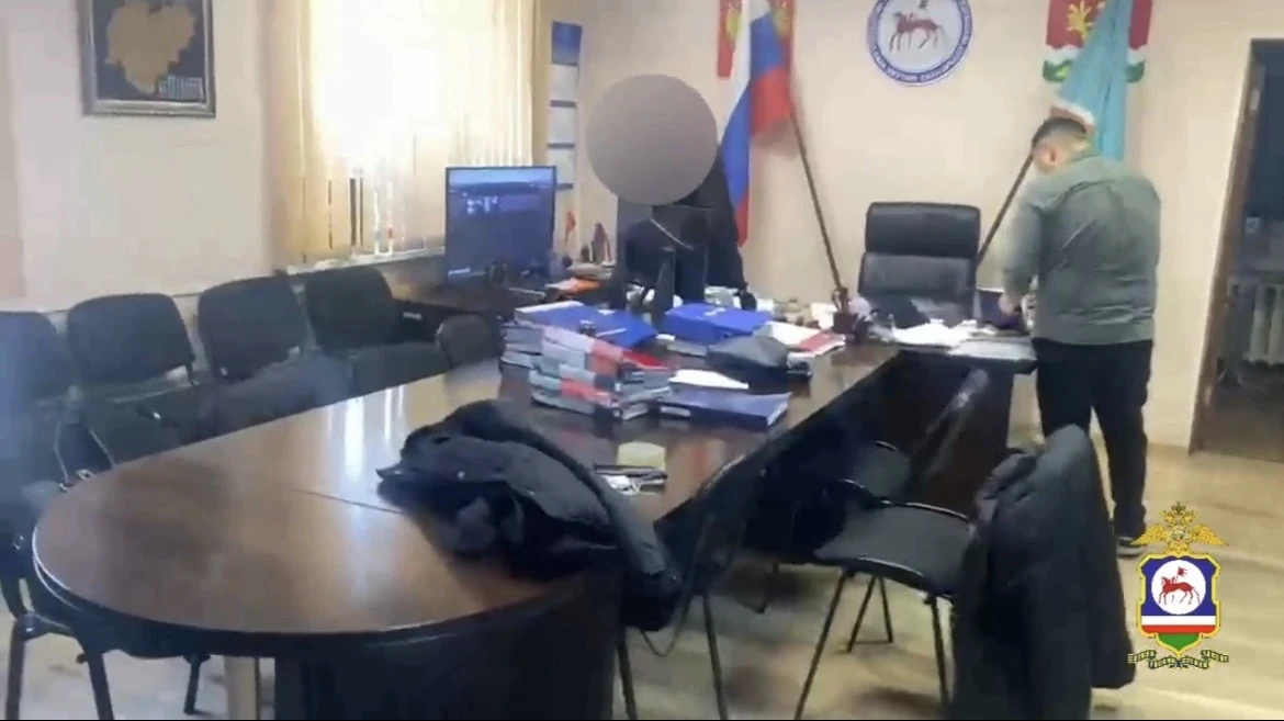 Силовики сообщили, что вменяют мэру и заммэру Алдана