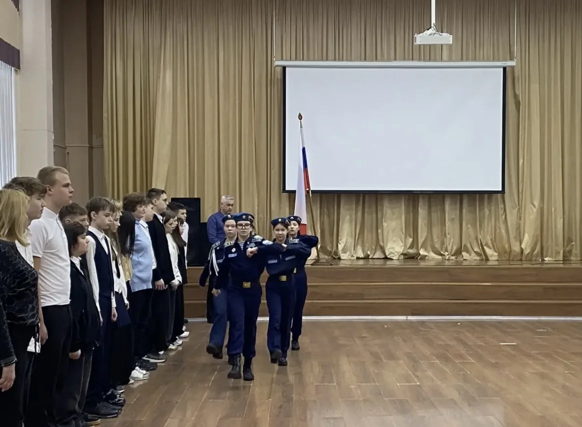 Утро вторника, традиционное поднятие флага кадетами 5 и 7 взводов.