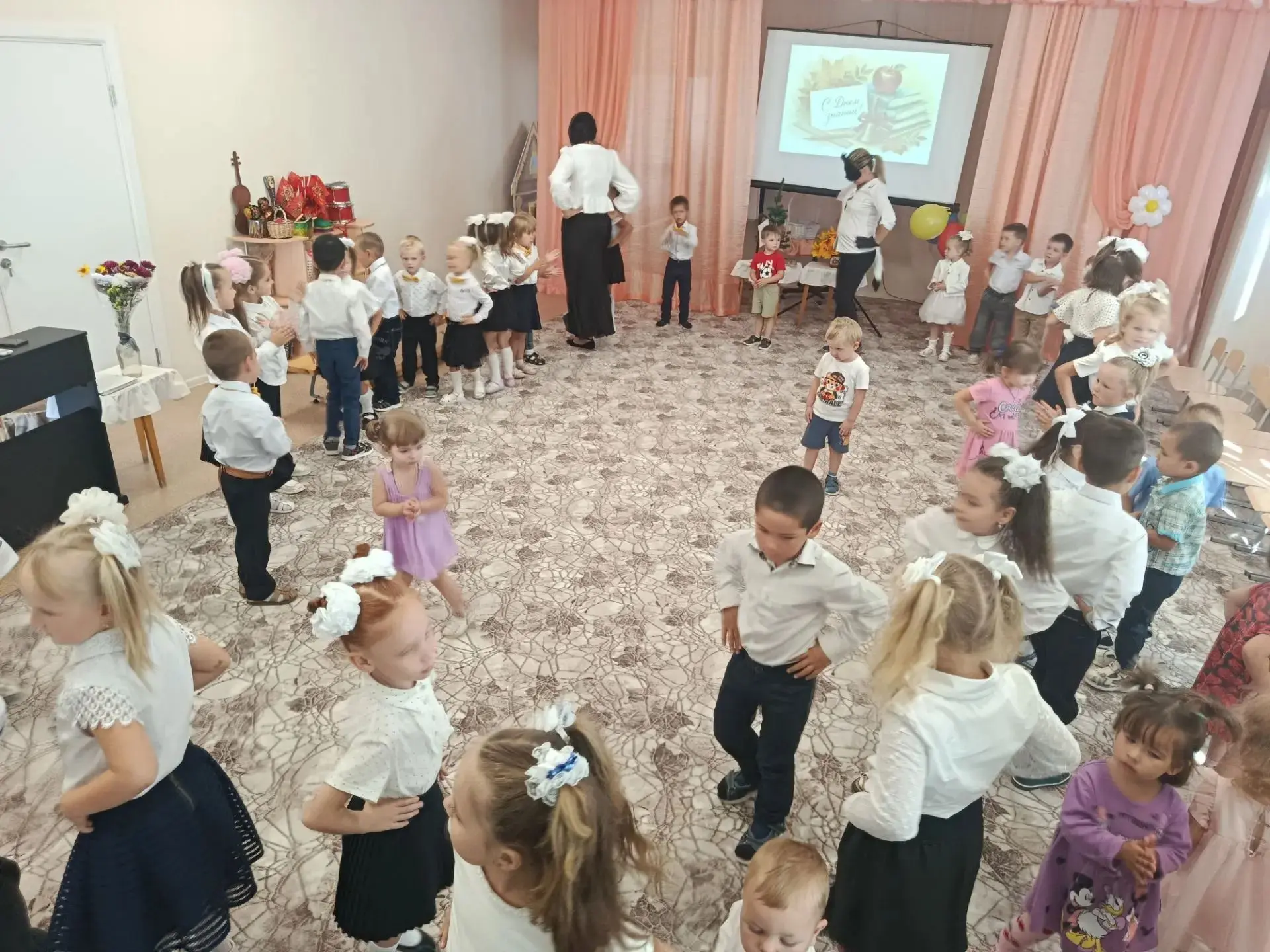 Закружился в вальсе жёлтый лист,