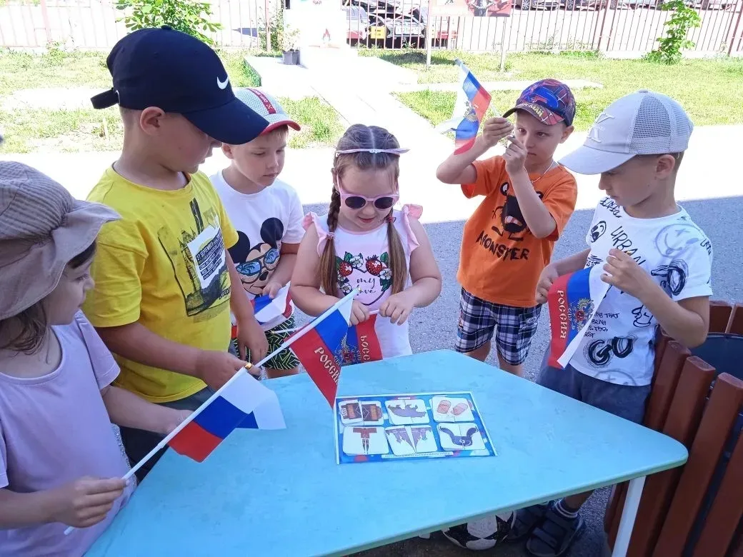 В преддверии Дня России у нас было по-настоящему празднично!

Педагоги групп "Дельфинчики " и "Солны