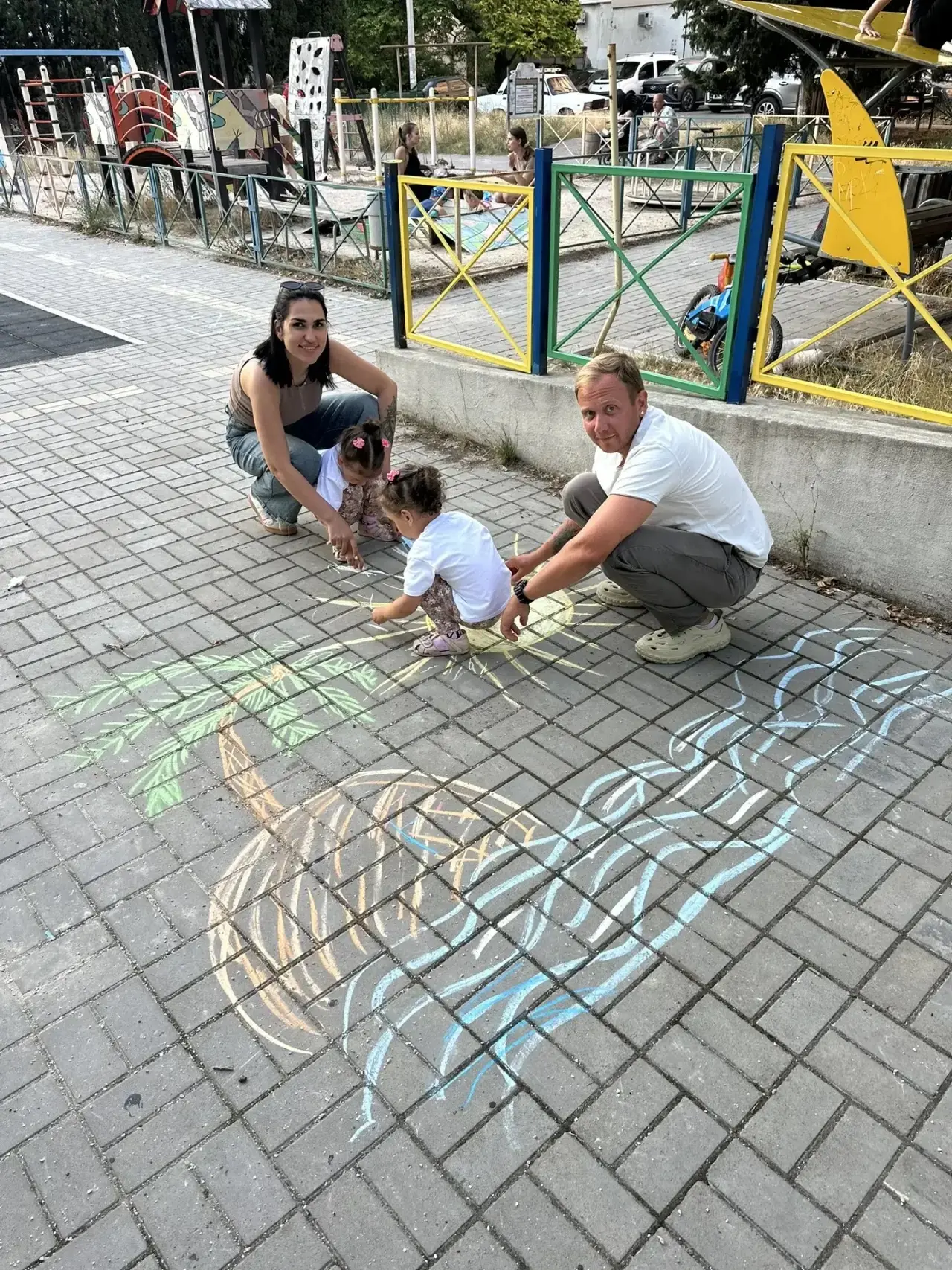 Флешмоб «Я рисую мелом» 🎨

📌 В преддверии Дня рисования на асфальте наши воспитанники вместе с род