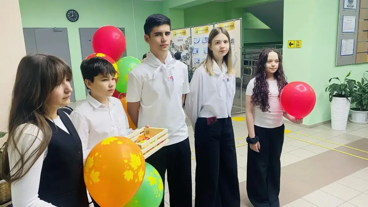 Сегодня в честь Дня учителя в школьном фойе прошла праздничная акция. Наши волонтеры из...