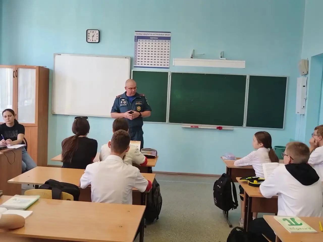 Сегодня  сотрудником МЧС    была проведена беседа с учениками : «Как нужно вести себя в...