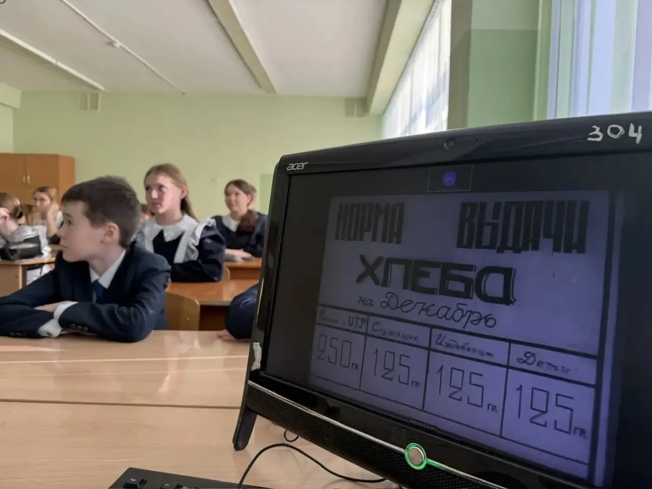 🕯Сегодня наша школа присоединилась к Единому городскому уроку "Подвиг Ленинграда", посвященному знам