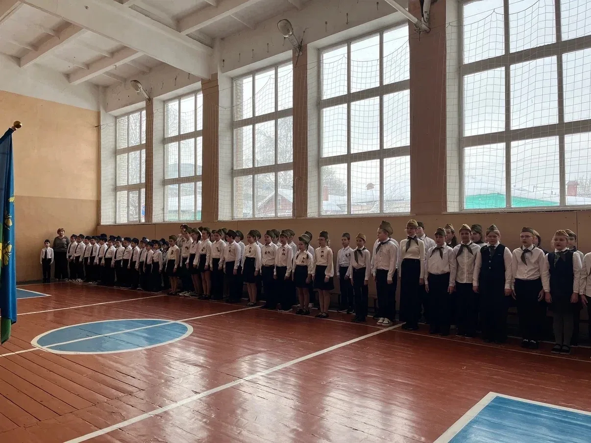 В лицее прошел смотр строя и песни, в котором приняли участие ученики 2–4 классов. 🎖️  Ребята демонс