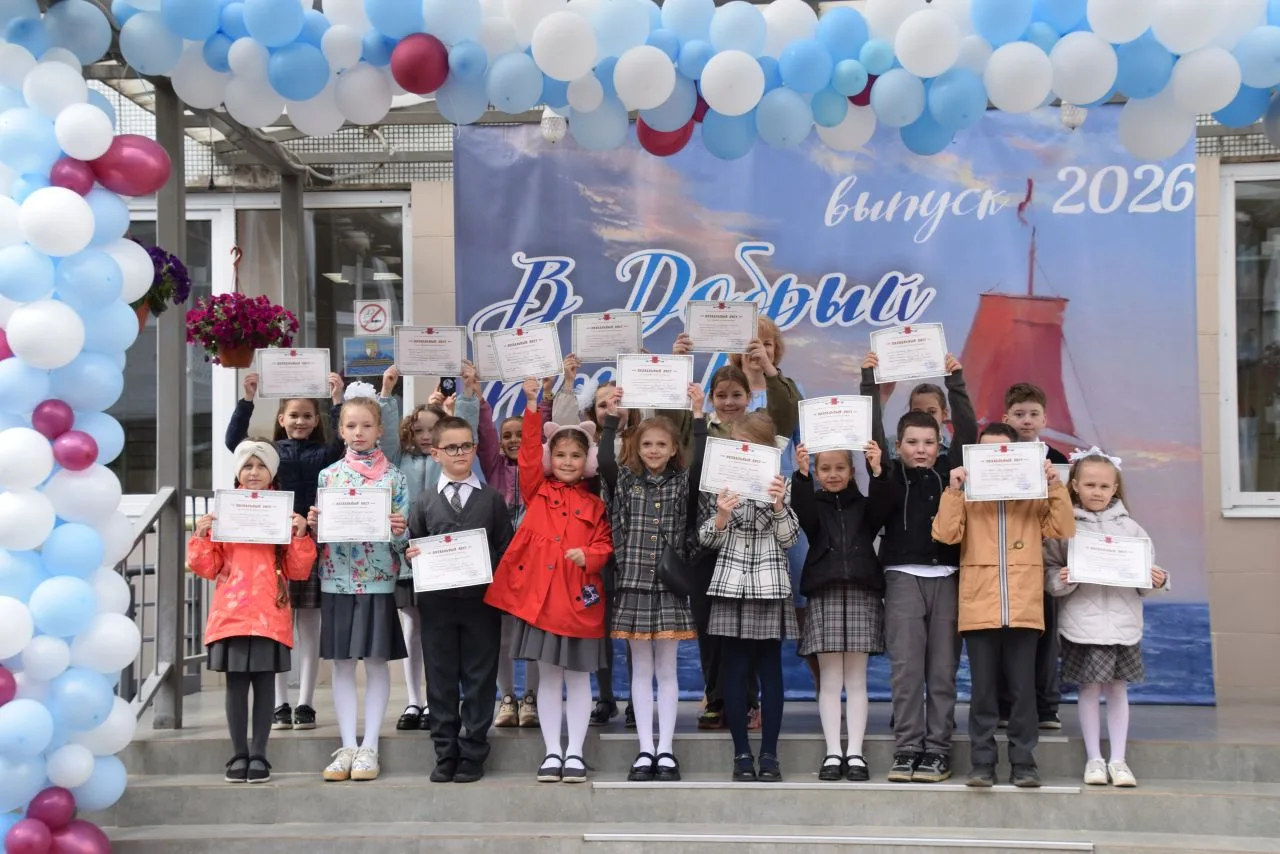 🎓 В Гимназии сегодня прошли торжественные линейки, посвящённые окончанию учебного года