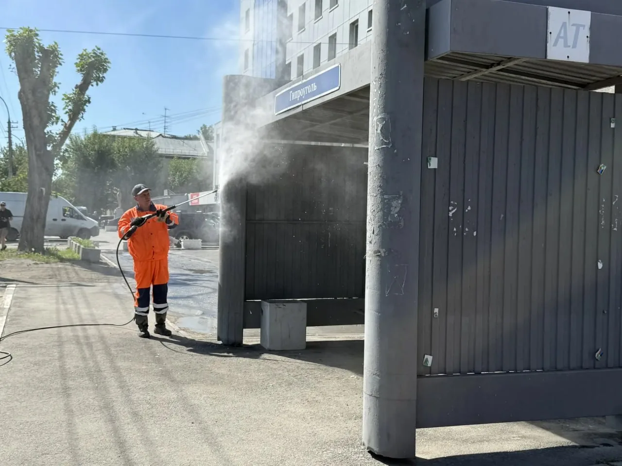 Мэр Новосибирска поручил за 10 дней привести в порядок все остановки общественного транспорта ко Дню