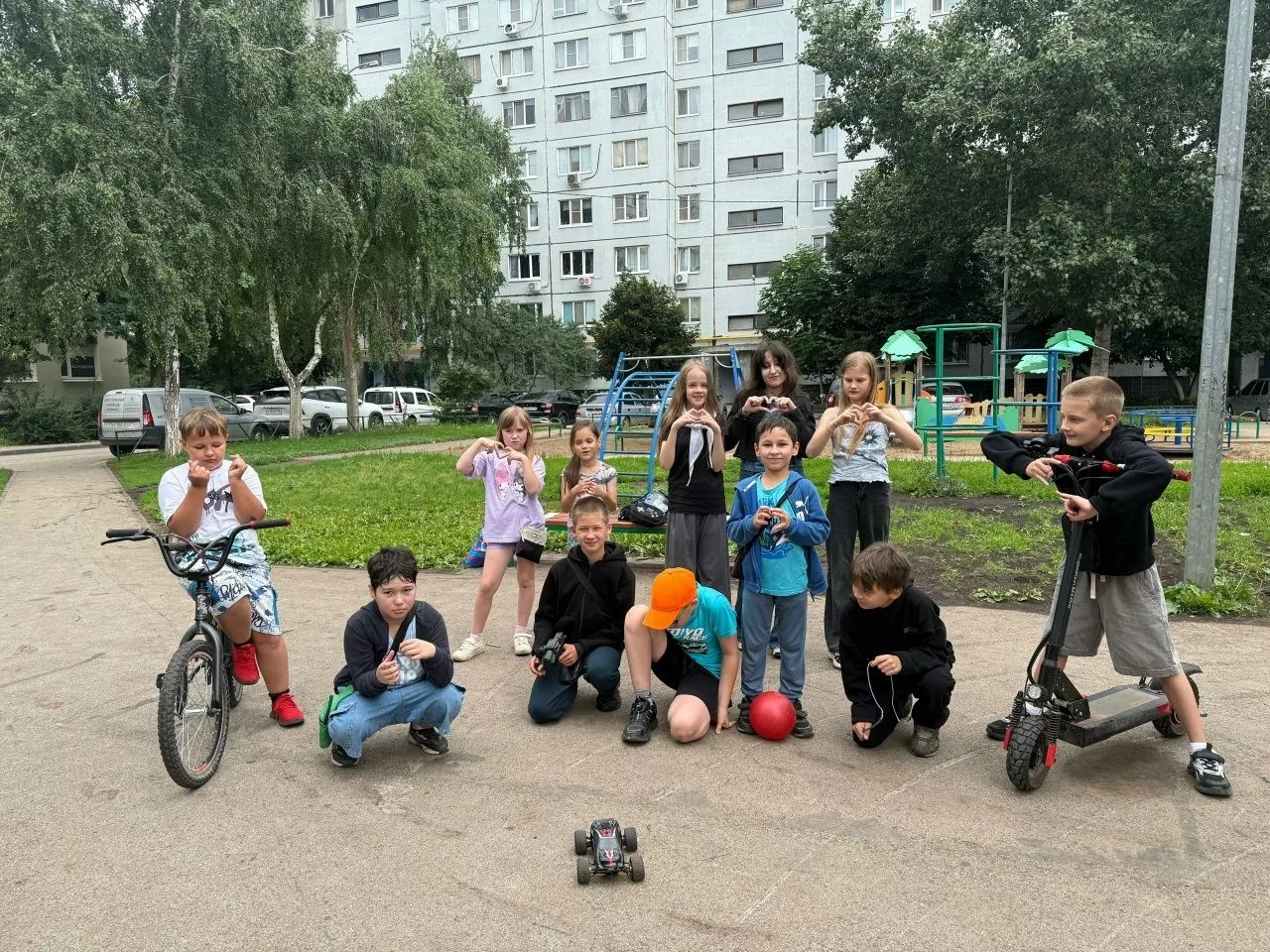 Проведи лето с ЦДТ "Металлург"! Дворовые площадки в самом разгаре! Полезный и познавательный досуг!