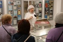 В рамках экскурсии «В гости к соседям» к нам в школу пришли уважаемые жительницы города. Для них реб