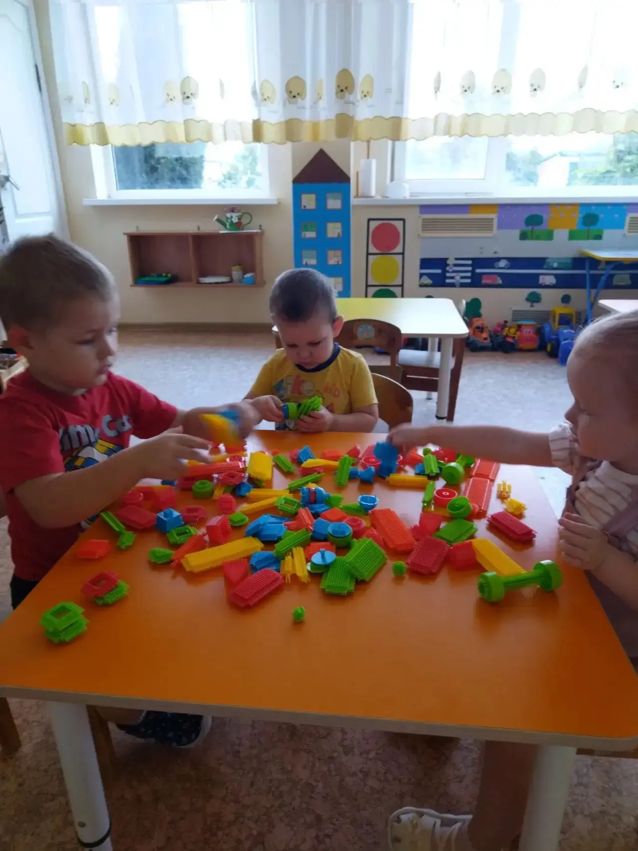 🧩 Под руководством воспитателя Ткачёвой Е.Н. ребята первой младшей группы с увлечением...
