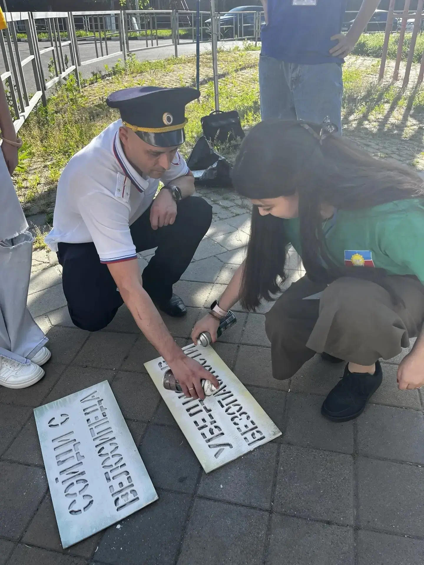 Надписи-напоминания нанесли госавтоинспекторы перед «зебрами» города