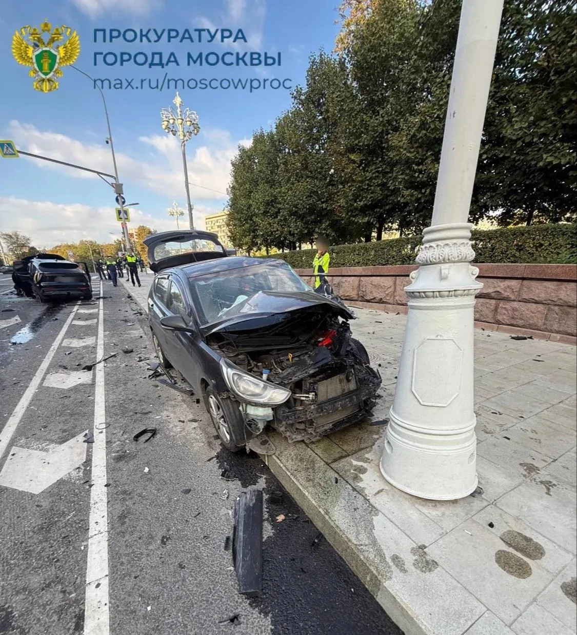 В мощной аварии на Пушкинской площади сегодня утром пострадала семья гражданина Дании. ...