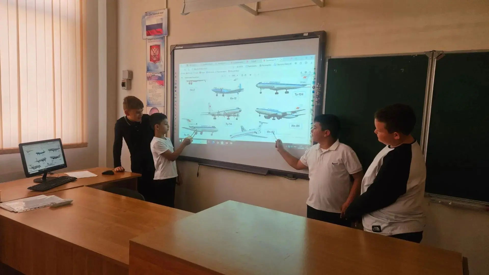 🇷🇺 Понедельник в Лопатинской школе начался с поднятия флагов страны, региона и округа...