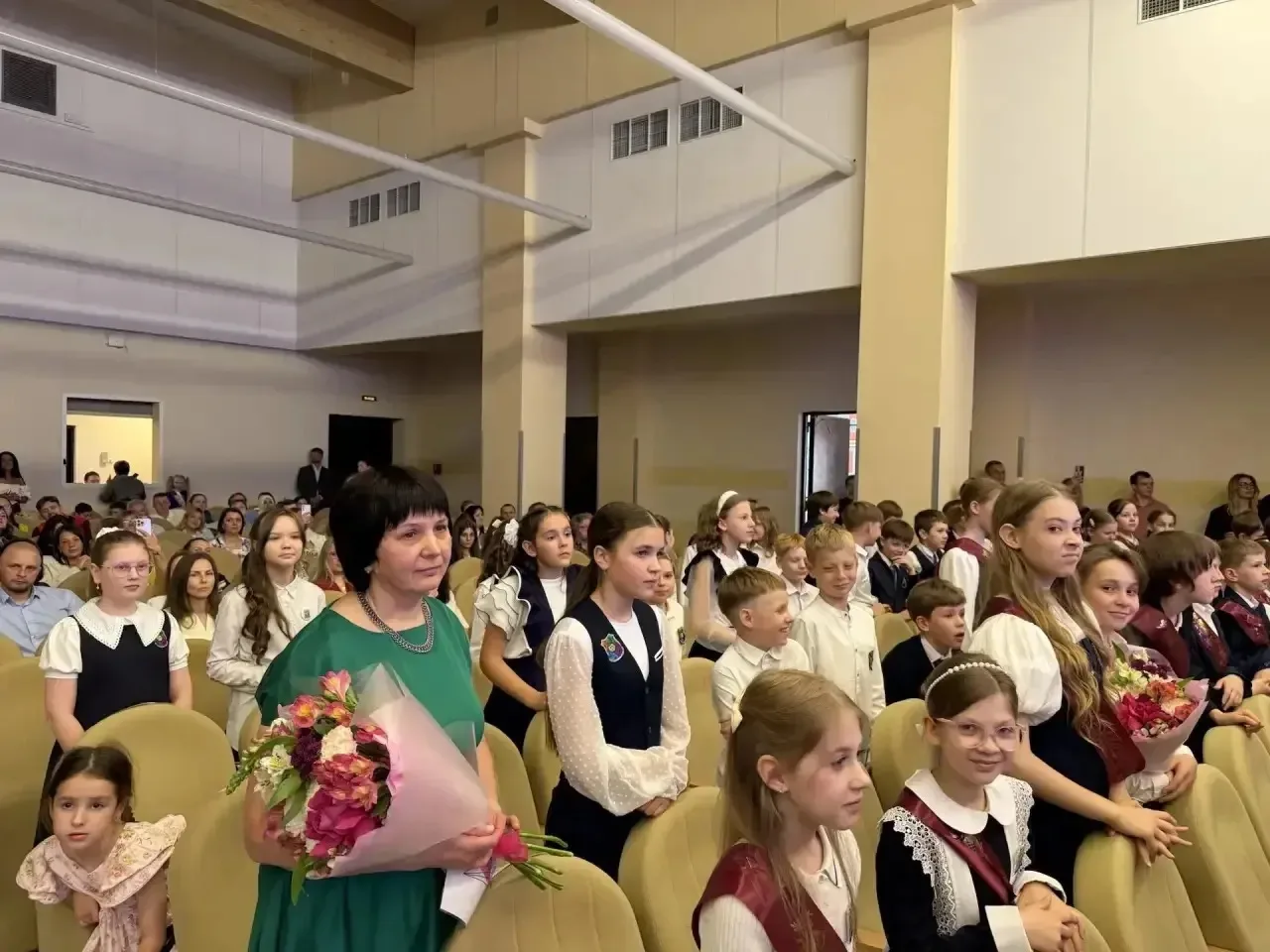 На этой неделе в нашей школе целых три дня проходили выпускные вечера для учеников четвёртых классов