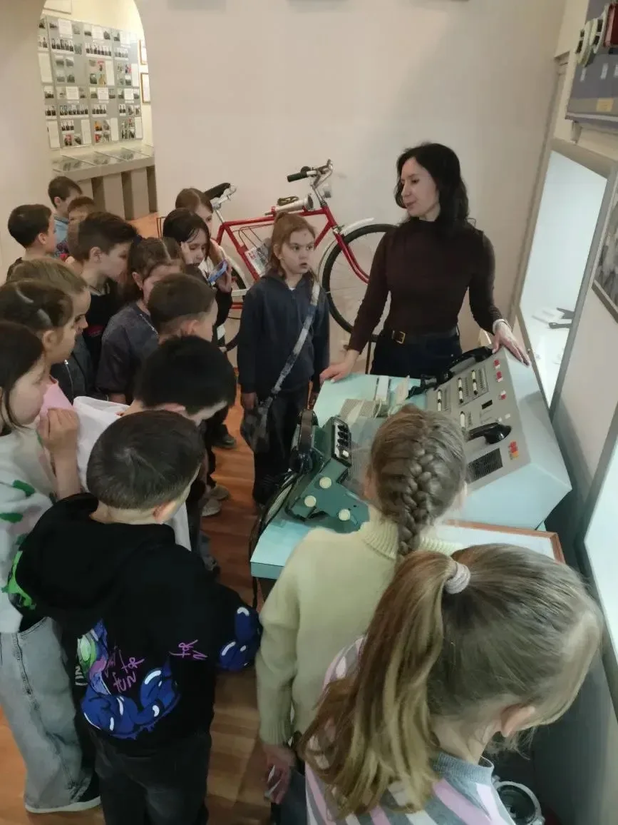 Сегодня обучающиеся 2 б класса посетили Музей пожарной охраны. Ребятам рассказали о  важной, ответст