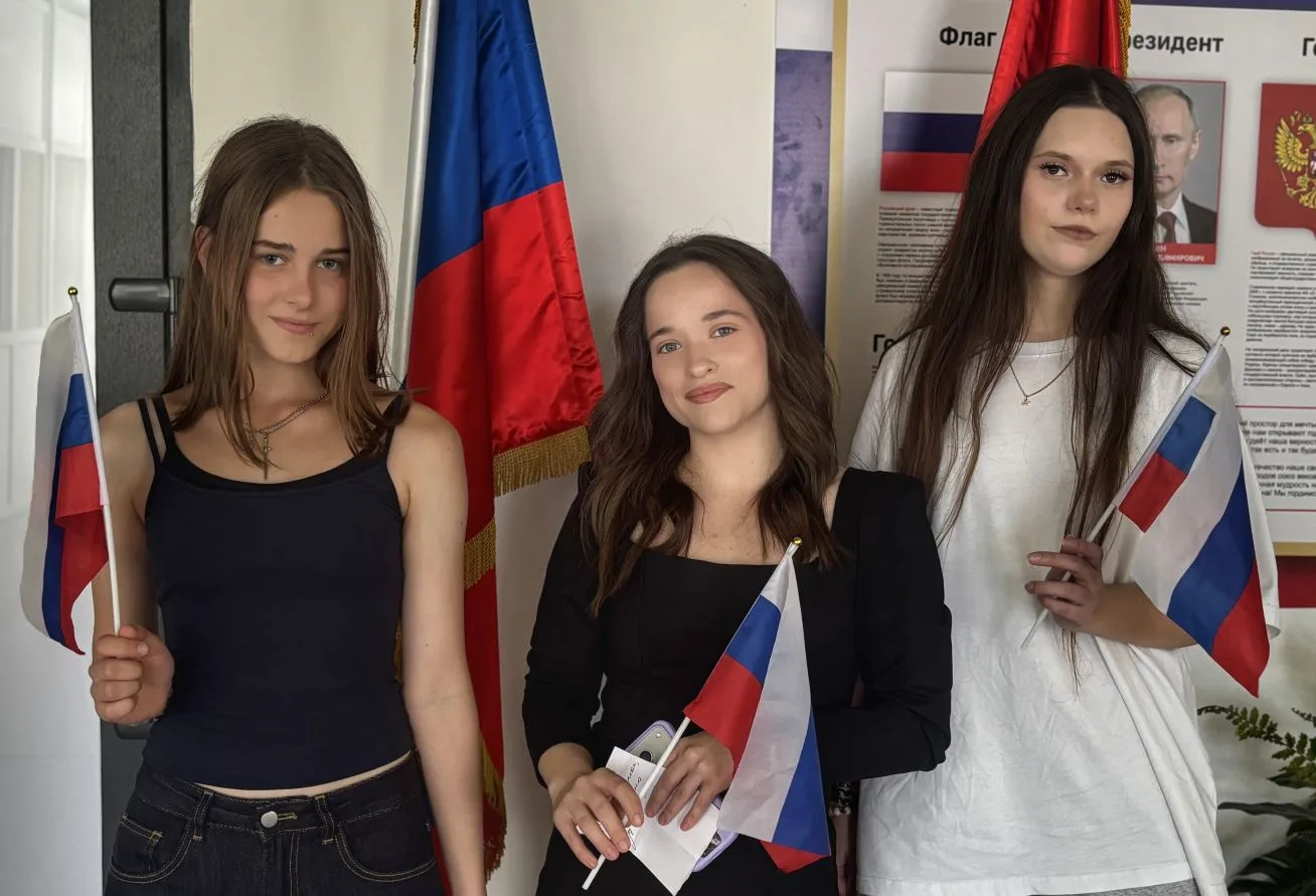 🎉 Фотофлешмоб ко Дню России 🇷🇺

Собрали для  кадры от наших студентов и педагогов 😍

Суть флешмо