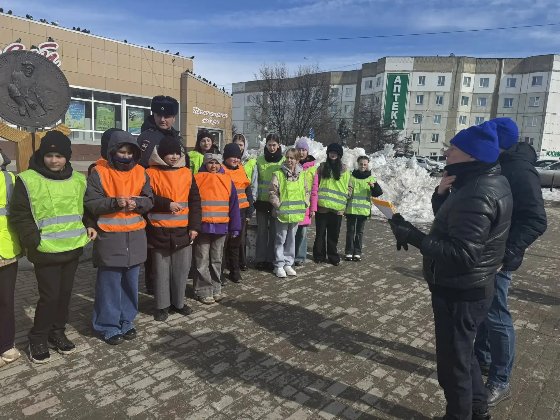 Знай, переходи, соблюдай! 🚦  На этой неделе юные инспекторы движения гимназии №24 совместно с центро