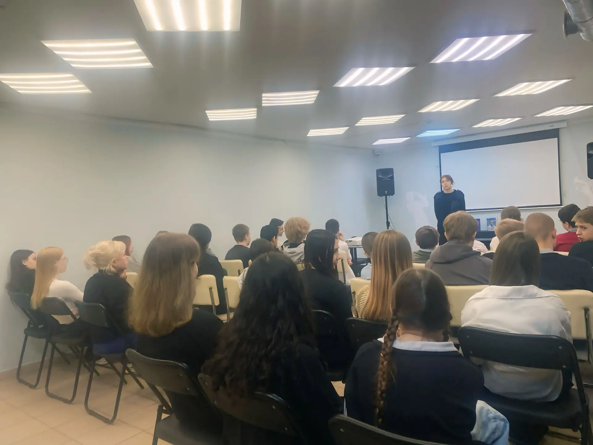 Сегодня ученики 8 «Б» класса посетили Городскую юношескую библиотеку, где для них была организована 
