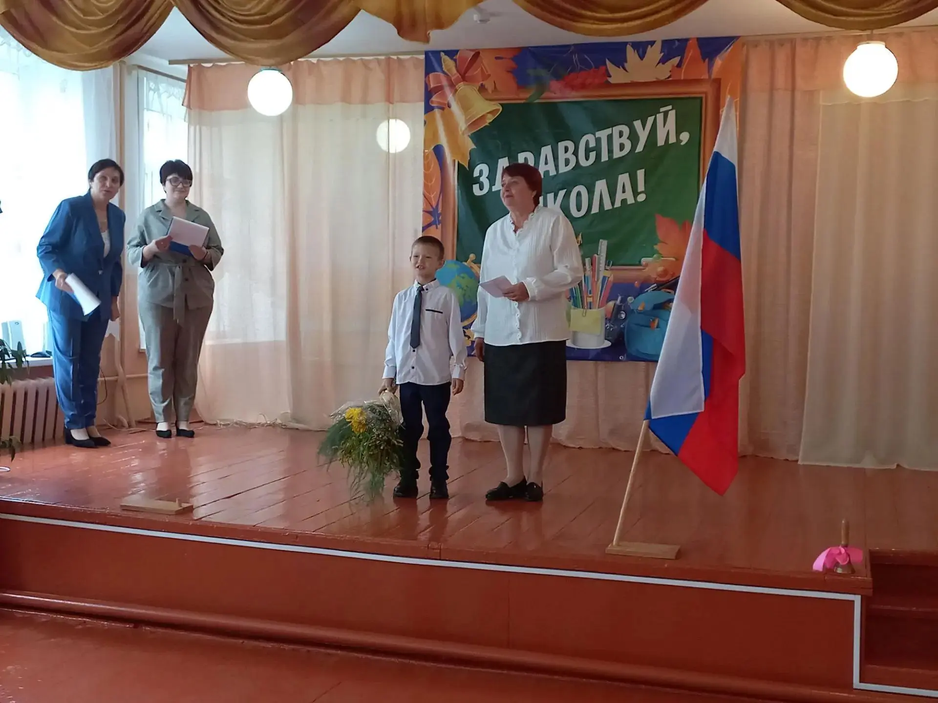🔔 С новым учебным годом! Традиционная линейка ко Дню знаний