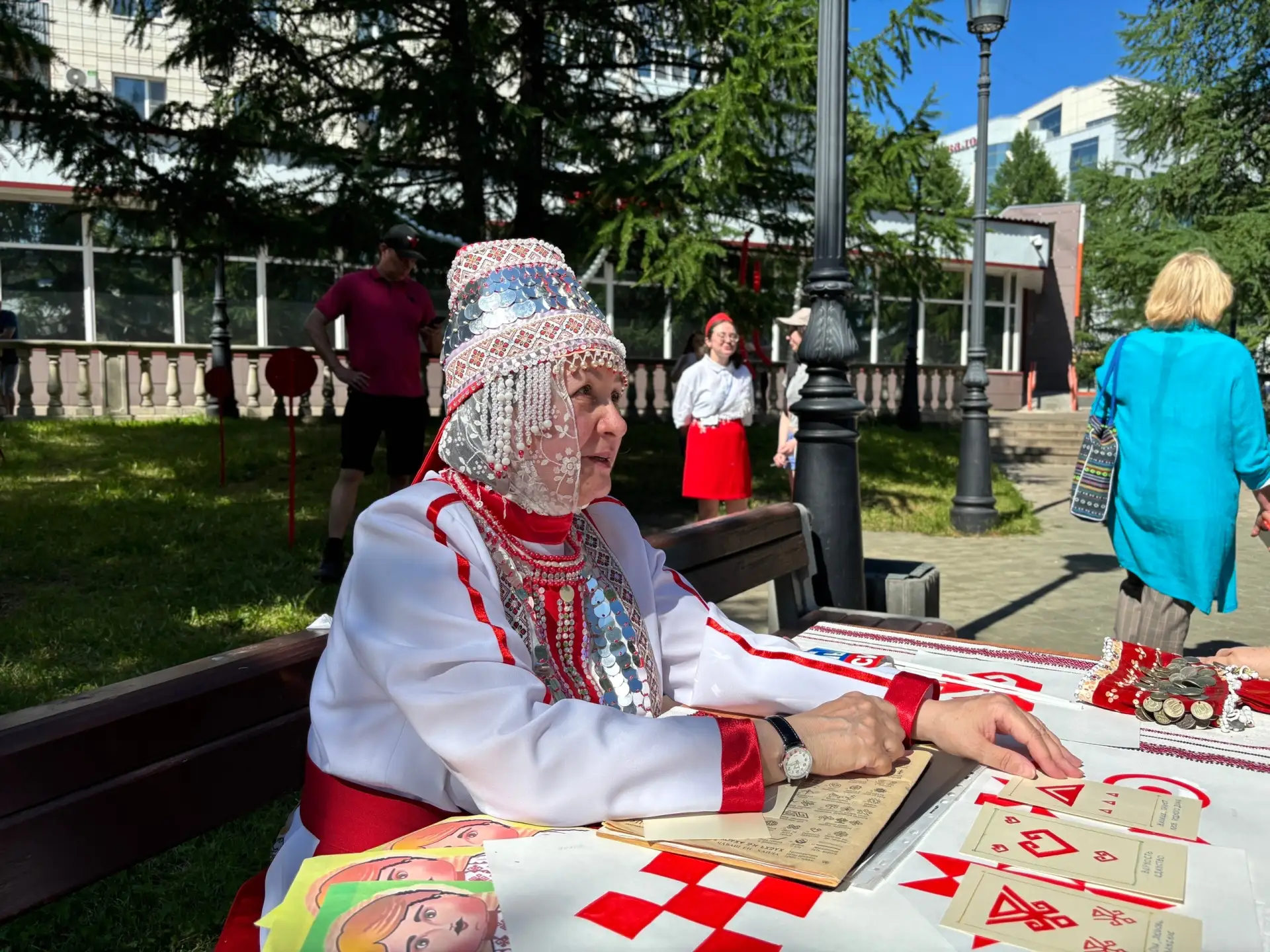 Цветы, хоровод и живая традиция на празднике в Сыктывкаре 
 
Сегодня на площадке у «Детского мира» р