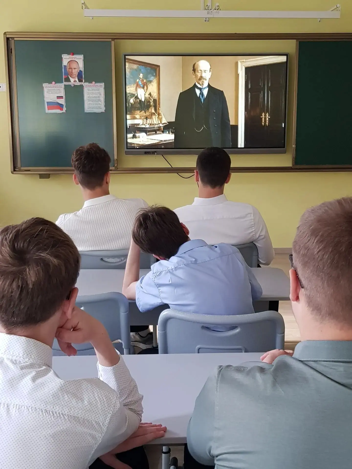 Утро понедельника ознаменовалось традиционной линейкой: под звуки гимна и вынос знамен ...