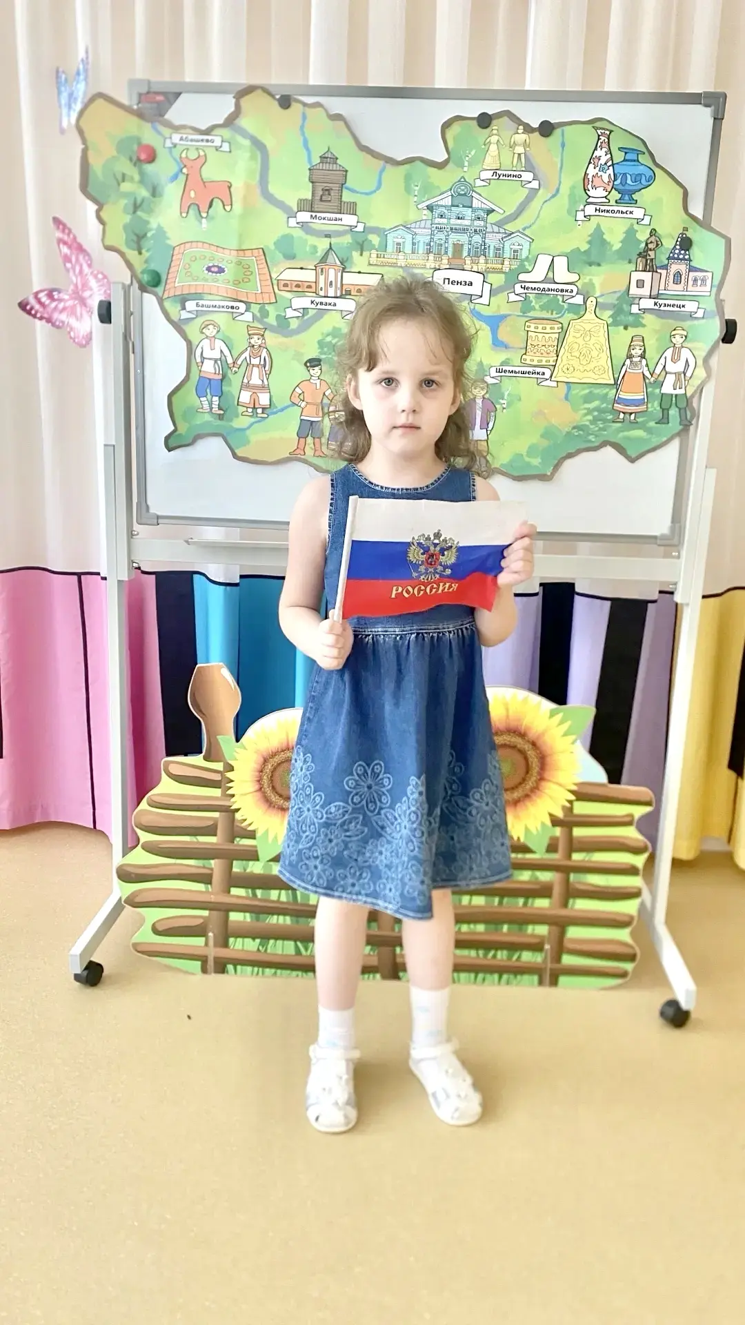 🏵️ Нам праздники для радости даны,
🏵️ Мы знаем их немало, самых разных,
🏵️ Но День России, день р