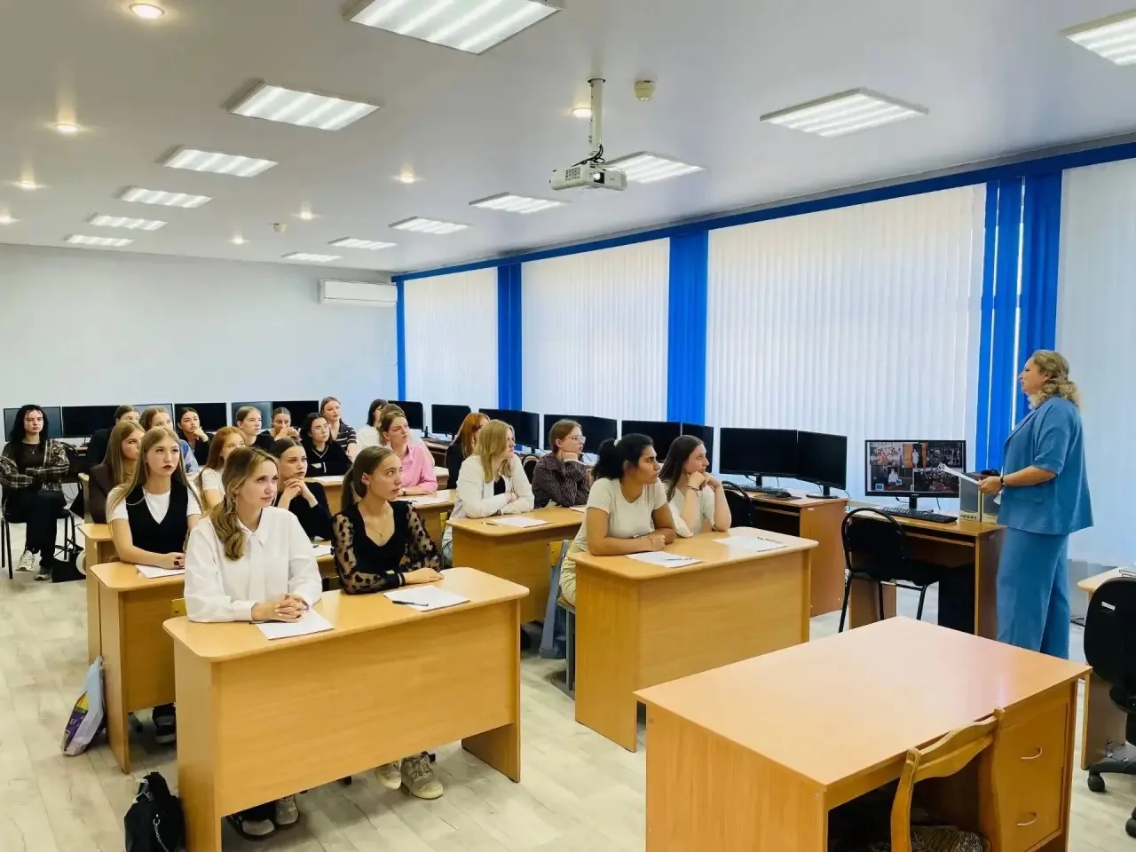В Вольском педагогическом колледже им. Ф.И. Панферова  студенты выпускных групп приняли...