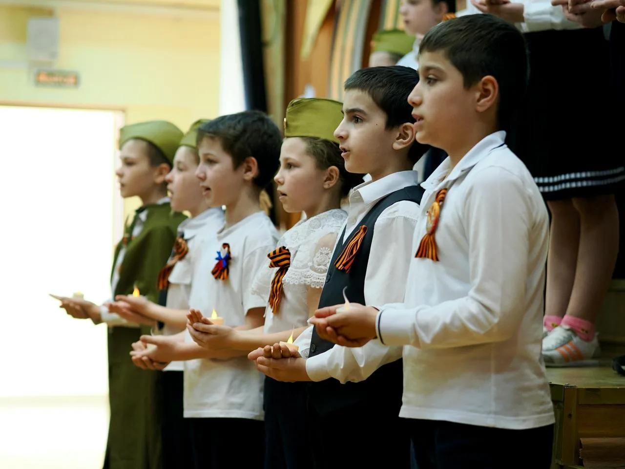 ПЕСНИ ВОЕННЫХ ЛЕТ (Часть 1) 🎼 Каждый год накануне Дня Победы во всех корпусах «Глории» ребята и учит