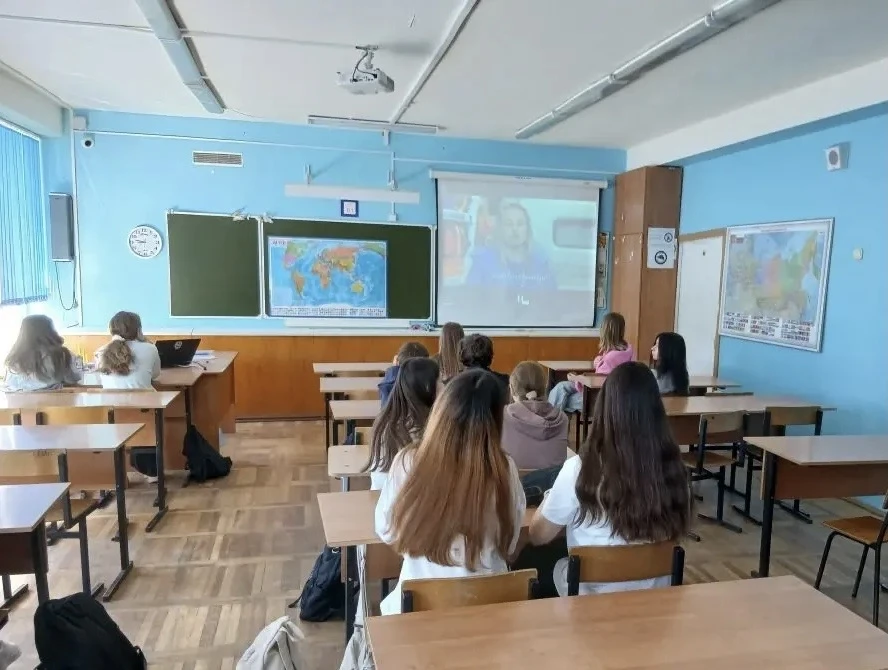🌸Новая весенняя неделя!   🇷🇺27 апреля в школе прошли торжественные церемонии поднятия флага России и