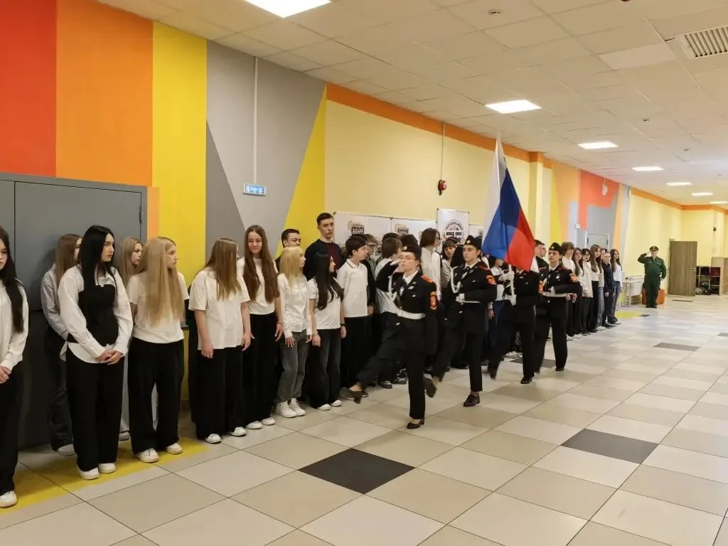 🇷🇺Церемония поднятия Государственного флага Российской Федерации  Традиционно начинаем учебную недел