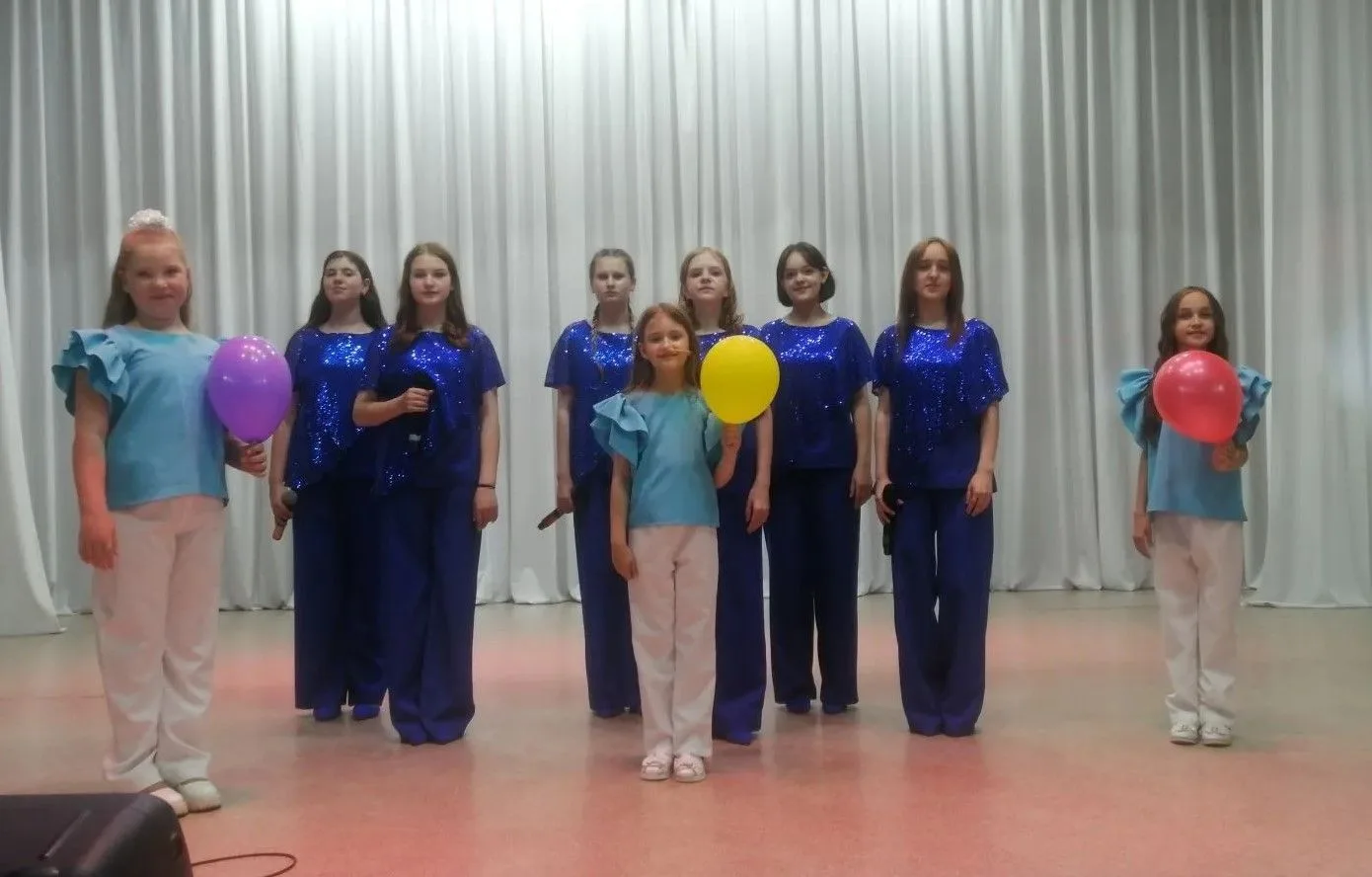 Коллектив преподавателей и учащихся Тяжинской детской школы искусств дал концерт для отдыхающих детс