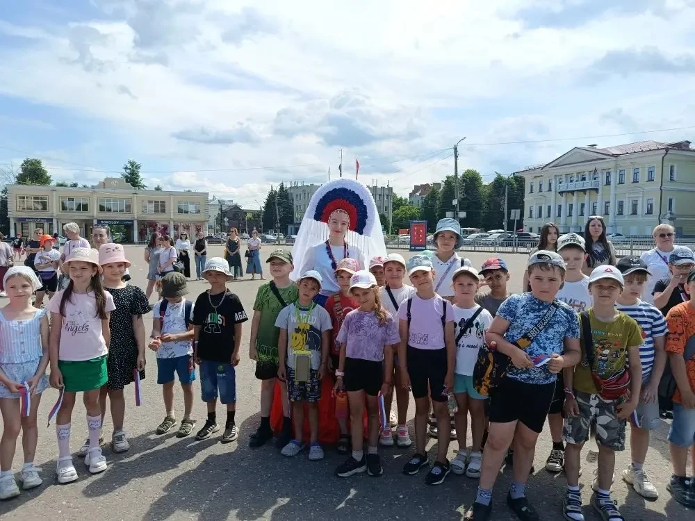 11 июня воспитанники школьного лагеря приняли участие в праздничных мероприятиях, посвященных Дню Ро