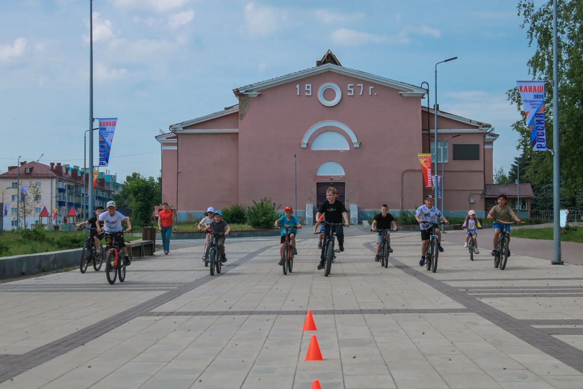 🚴‍♂ Каникулы в движении — это про ребят нашего города! 🚴‍♂
 
В парке «12 путей» прошла зажигательн